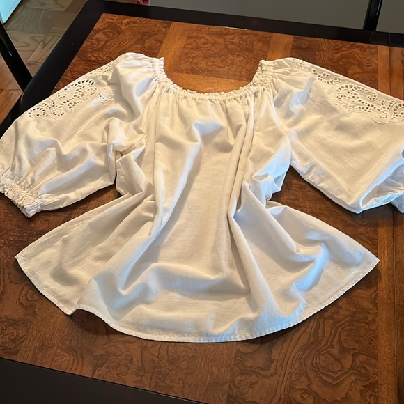 beautiful on or off the shoulder blouse w/appliqué on sleeves - Picture 4 of 10